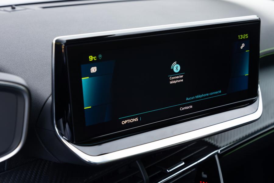 Детали интерьера Peugeot e-2008 GT (Digital White) 2019 года  (WW) (фото 105 из 119)